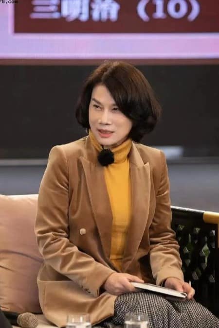 Dong Mingzhu wore a formal suit during an interview, 2021