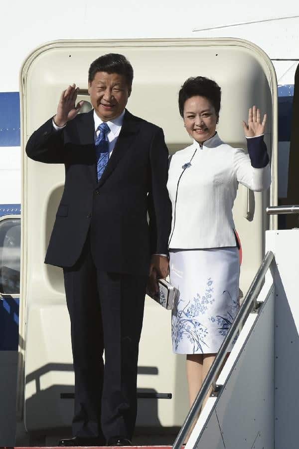 Peng Liyuan wave upon their arrival in Seattle, the United States, Sept. 22, 2015, Source: en.People.cn