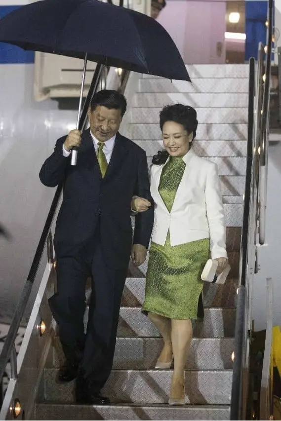 Peng Liyuan when they arrive in Trinidad and Tobago on May 31, 2013, Source: en.People.cn