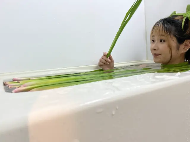 Bath with iris leaves, source Sora News 24