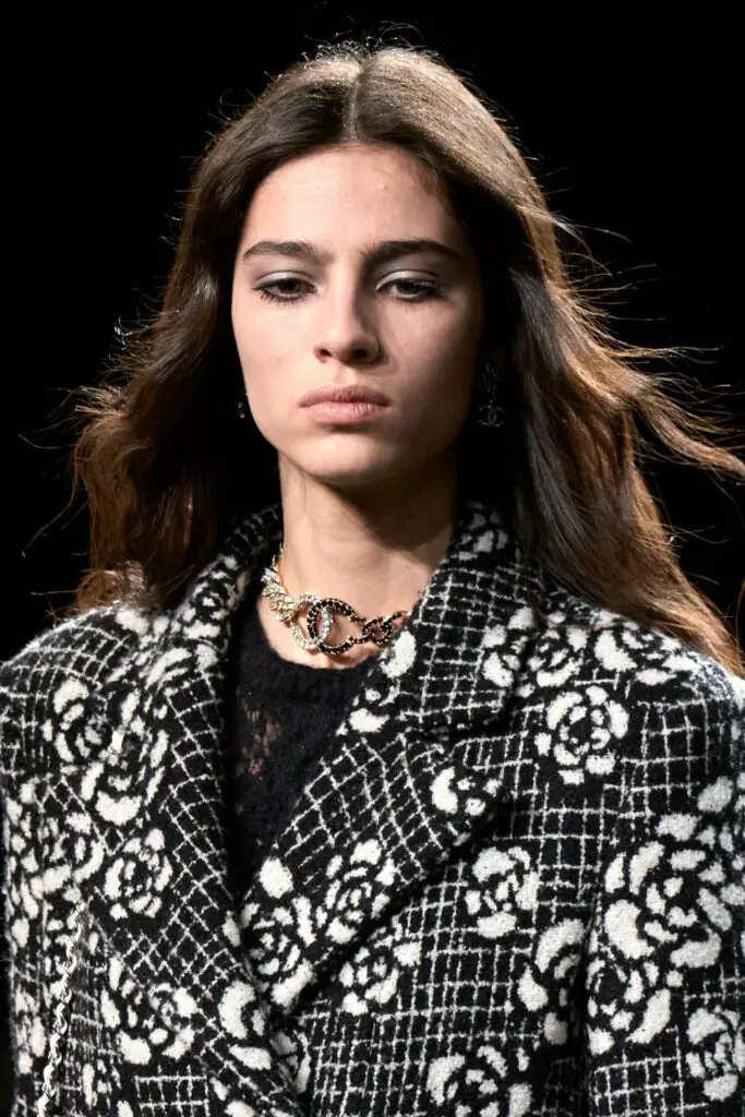 Chanel Fall 2023 Fashion Show demonstrates many short chain necklace combinations
