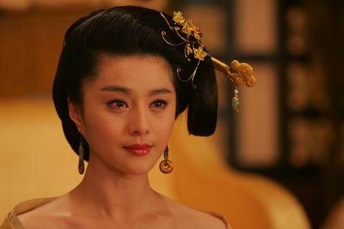 Fan Bingbing with Falling Horse Topknot in the film Lady of the Dynasty